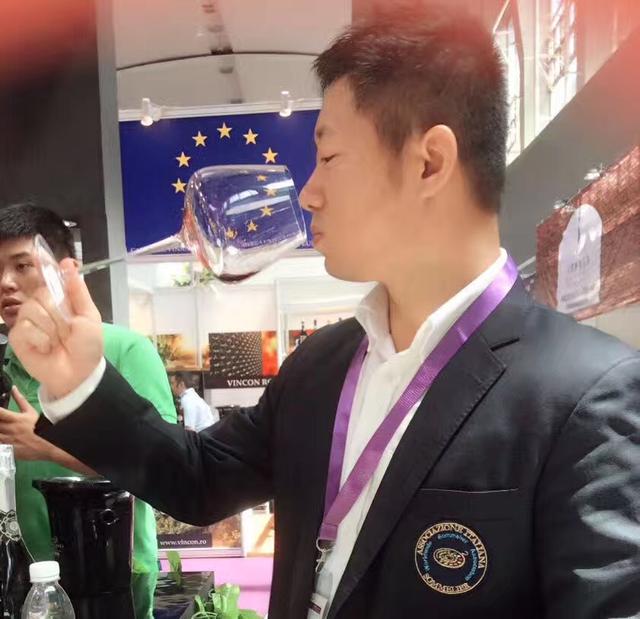 著名品酒师刘崇溶讲《葡萄酒品鉴与西餐基础礼仪》