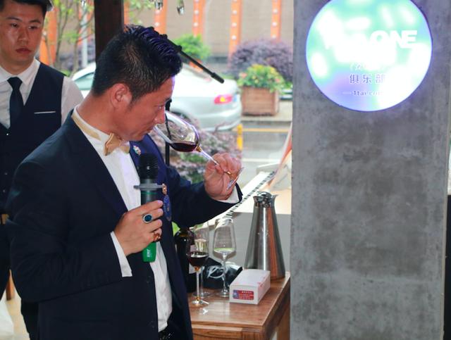 著名品酒师刘崇溶讲《葡萄酒品鉴与西餐基础礼仪》