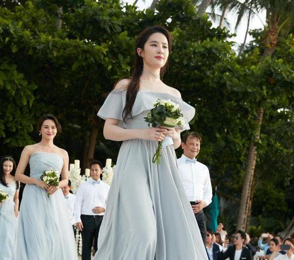 结婚10个月后,张靓颖在上海虹桥高铁站亮相。