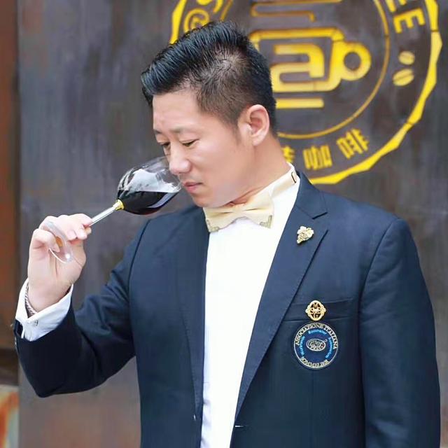 著名品酒师刘崇溶讲《葡萄酒品鉴与西餐基础礼仪》