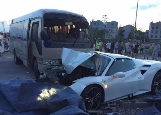 400万的法拉利，在丰田面前不堪一击，车主心都碎了