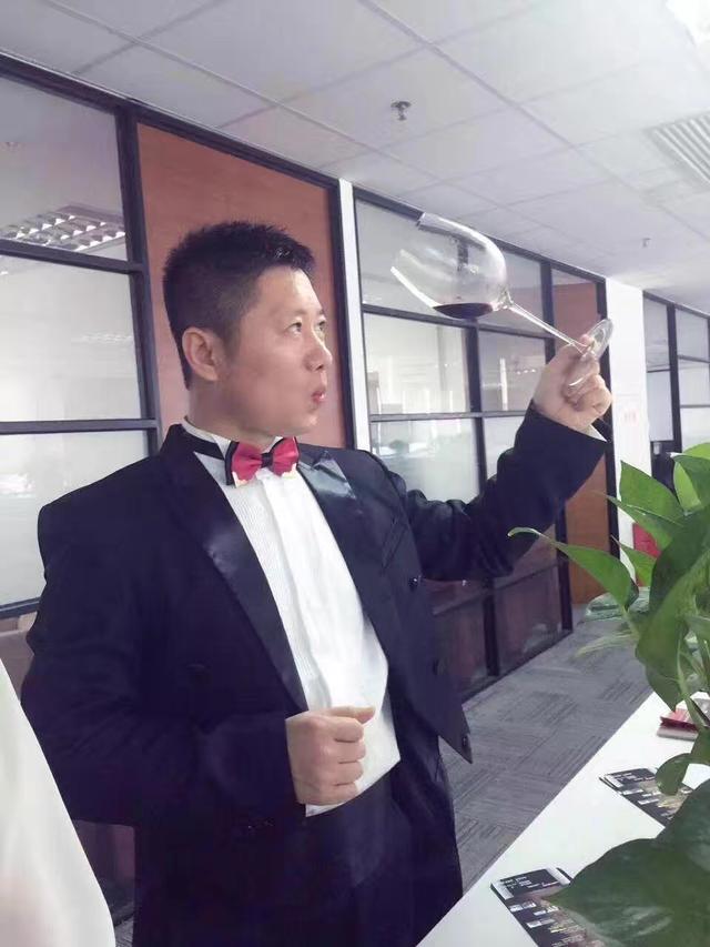 著名品酒师刘崇溶讲《葡萄酒品鉴与西餐基础礼仪》