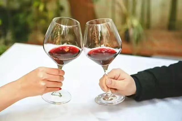 著名品酒师刘崇溶讲《葡萄酒品鉴与西餐基础礼仪》