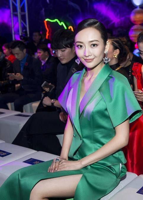 王鸥穿开叉裙秀美腿，一坐下裙子侧面拉链爆开，尴尬