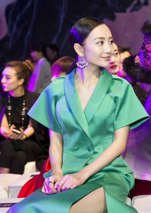 王鸥穿开叉裙秀美腿，一坐下裙子侧面拉链爆开，尴尬