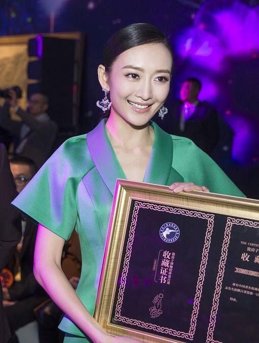 王鸥穿开叉裙秀美腿，一坐下裙子侧面拉链爆开，尴尬