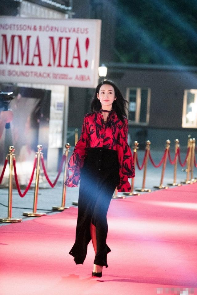 王鸥穿开叉裙秀美腿，一坐下裙子侧面拉链爆开，尴尬