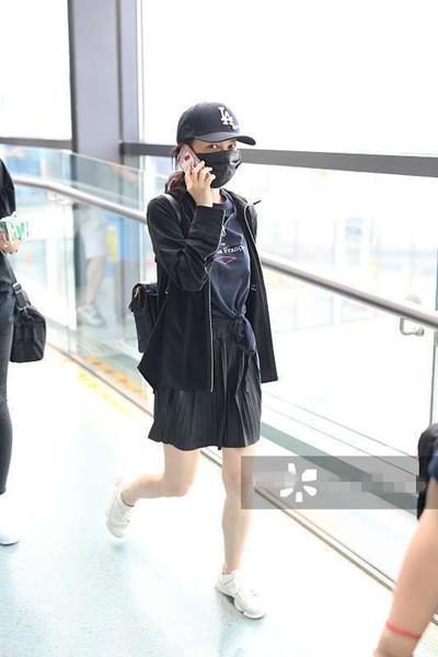 吴昕不仅接长发,还穿球鞋,这装扮为潘玮柏设计