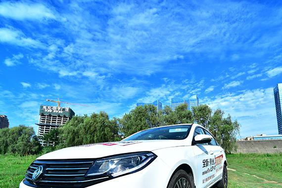 江滩上试驾景逸S50 2.0L，称赞为硬朗“小旋风”