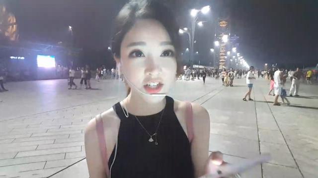 冯提莫微博秀大长腿 玩家:这腿我能玩10年_综