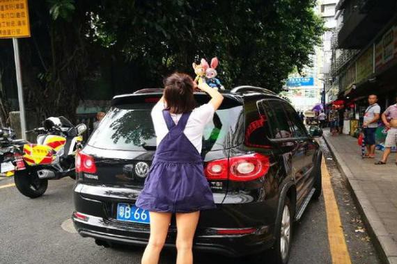 司机在车顶放两个公仔 深圳交警：很可爱但是不行