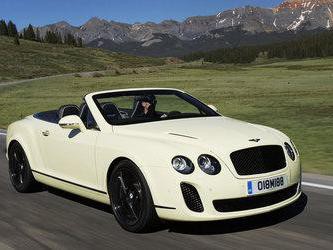 罕见的宾利SUV艳福不浅，被口红画涂鸦，场面喜感