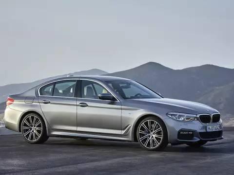 年纪轻轻不运动，开着奔驰很激动？