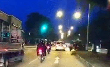 车祸翻滚而来的汽车砸死摩托车车主gif
