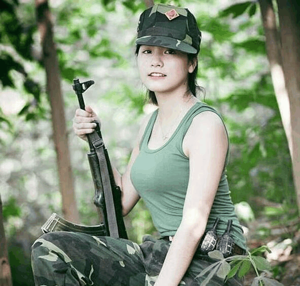 越南女兵太会穿衣服了 看得人们眼花缭乱