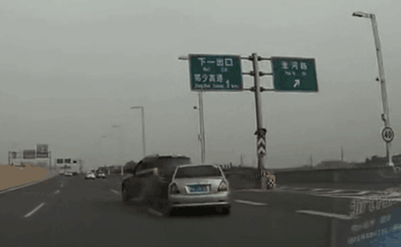 前方小车情况不太对，高速追尾真的让人憔悴。