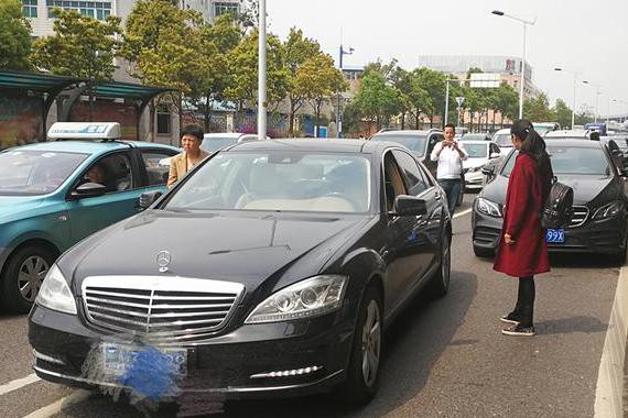 两辆奔驰相撞，奔驰S级车主下车后打人砸车还逃逸！