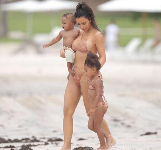 比基尼大秀火辣身材,这还是nba大咖的妻子