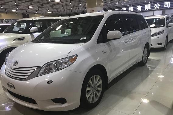 2017款丰田塞纳两驱LE丰田塞纳四驱LE