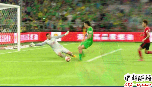 石笑天甚至还没有碰到赵和靖时,这位32岁的国安悍将就已经开始倒地