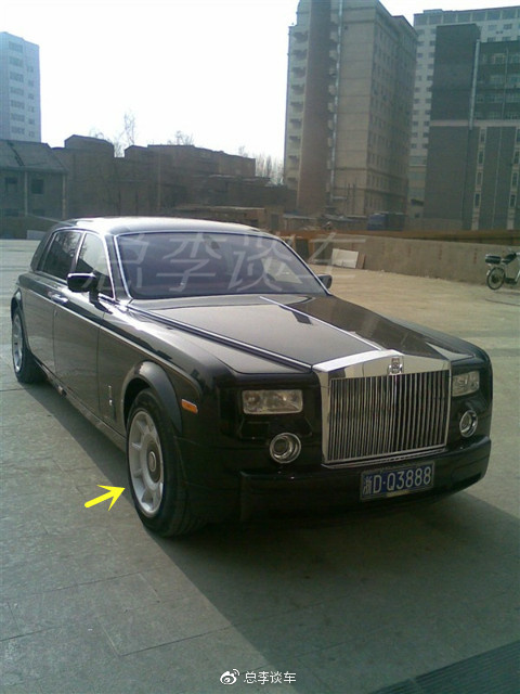 教室外拍到一辆车，8分钟世界首富的座驾，光是车标就值20多万