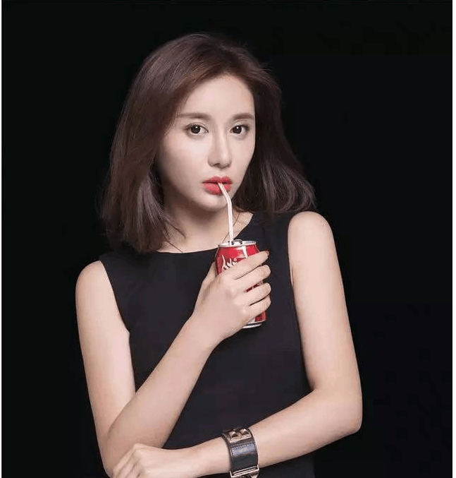 她今年才25岁, 是球迷心目中的最美NBA女主播!