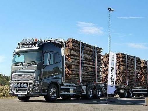 得戴头盔驾驶的敞篷大卡，把沃尔沃秒成渣