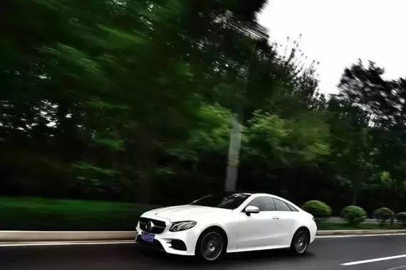 无框车门，溜背设计，买了这辆车后排又多坐俩妹子！