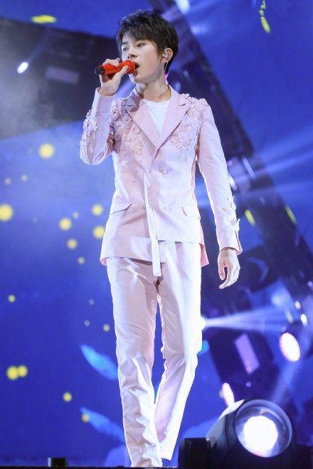 TFboys四周年演唱会,易烊千玺的颜值又双叒叕高了