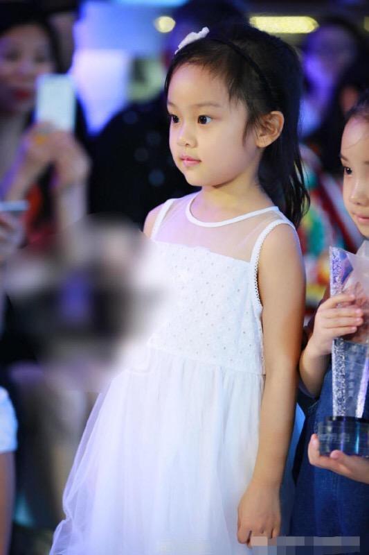 3年时间甜馨变公主,奥莉变知性,4岁嗯哼竟变成这样