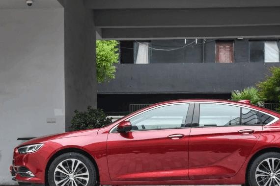 一上市便技惊四座，颜值完胜迈腾，比帕萨特大一圈