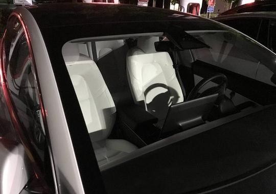 Model 3高颜值白色内饰曝光，秋季加入特斯拉菜单