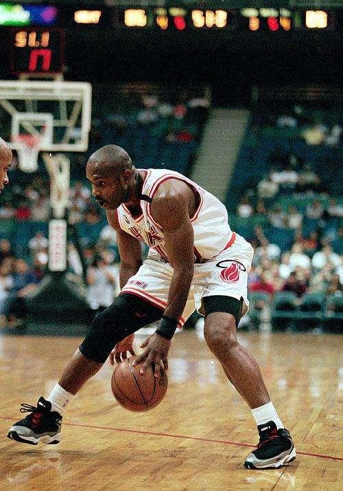 篮球教学-胯下接体前变向动作,像哈达威一样过人