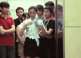 搞笑gif: 妹纸为了上电梯也是拼了