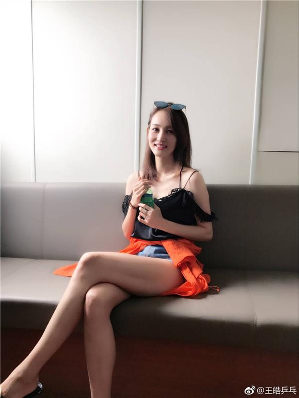 闫博雅二胎后身材仍火辣!网友赞王皓:嫂子人美腿又长