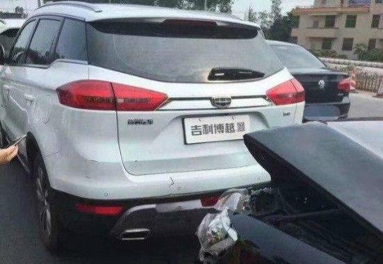 奥迪Q7追尾实习车，却看新手司机不怒且笑一脸灿烂