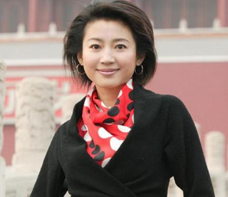 王小丫与董卿近照对比，都是央视美女主持，谁更美？