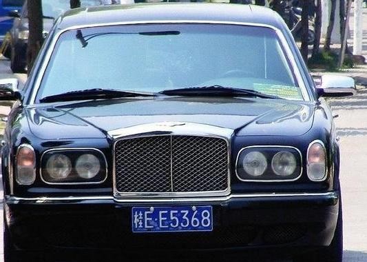 500万入手30年豪车，扶手箱里一物，令车主乐开了花