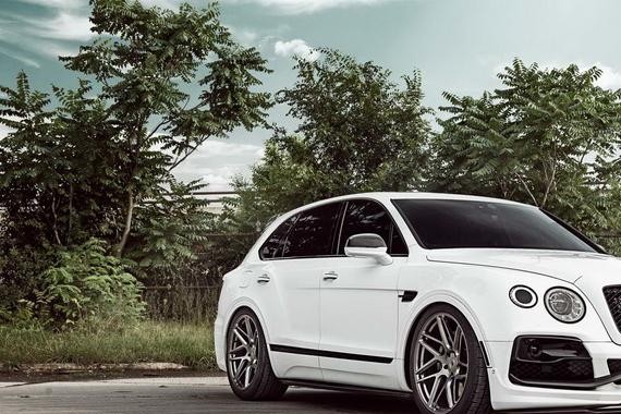 时尚型男的改装处女秀 宾利添越改装案例