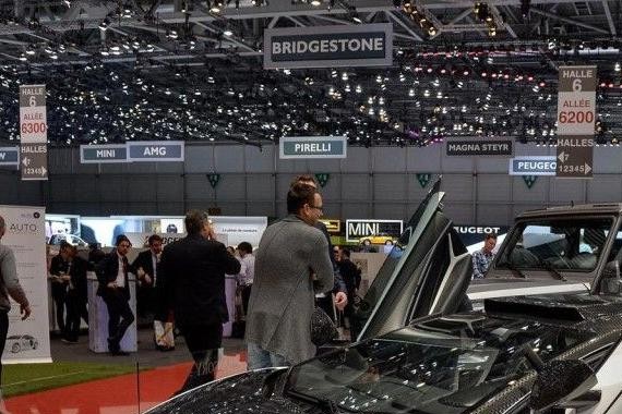 世界跑车谁最快?2.1秒破百,改装费就能买10辆法拉利!