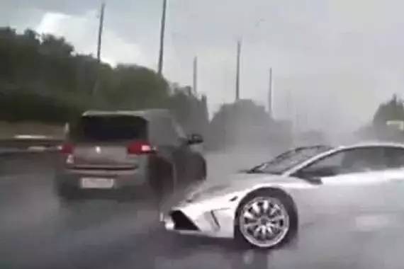 暴雨倾盆老天都发愁，白色小车超车撞破了头。