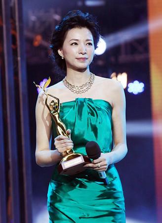 王小丫与董卿近照对比，都是央视美女主持，谁更美？