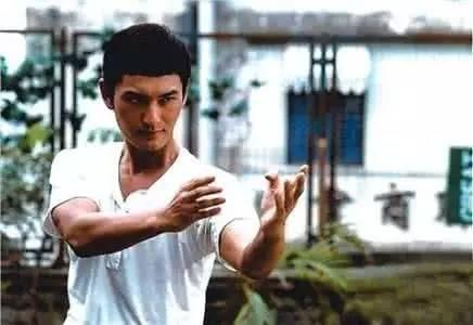 吃景甜豆腐，打吴京断4根棍，甄子丹的人品一言难尽