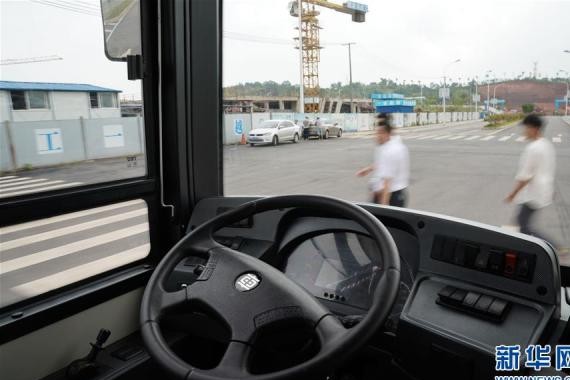 中国首款“无人驾驶”电动客车进行路况测试[组图]