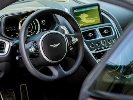 阿斯顿马丁DB11：007御用座驾，令人窒息的机械之美