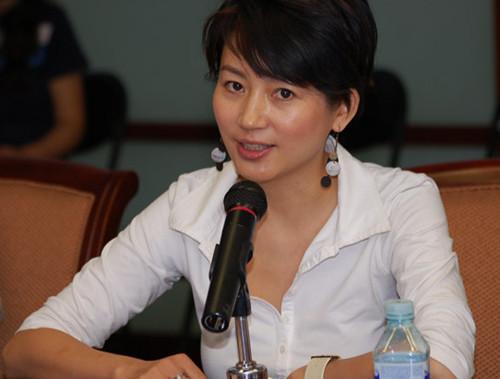 王小丫与董卿近照对比，都是央视美女主持，谁更美？