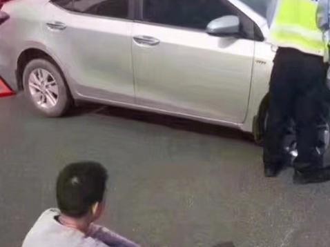 卡罗拉撞坏自行车，人没事，但卡罗拉司机却赔哭了