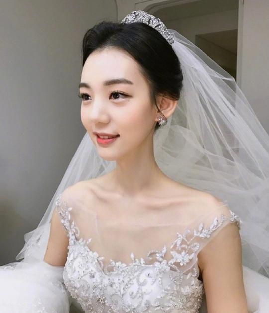 2017婚纱照韩式发型_韩式婚纱照妆容和发型(3)
