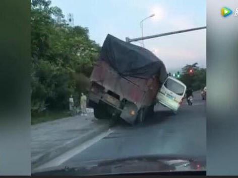 五菱宏光怒扛大货车，道路“神车”哪家强？