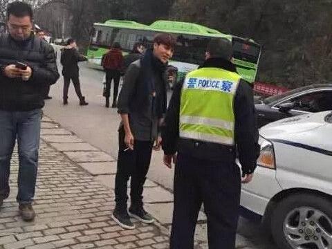 把吴京的车撞了不用赔钱还能合影，这种好事哪找去 - 1